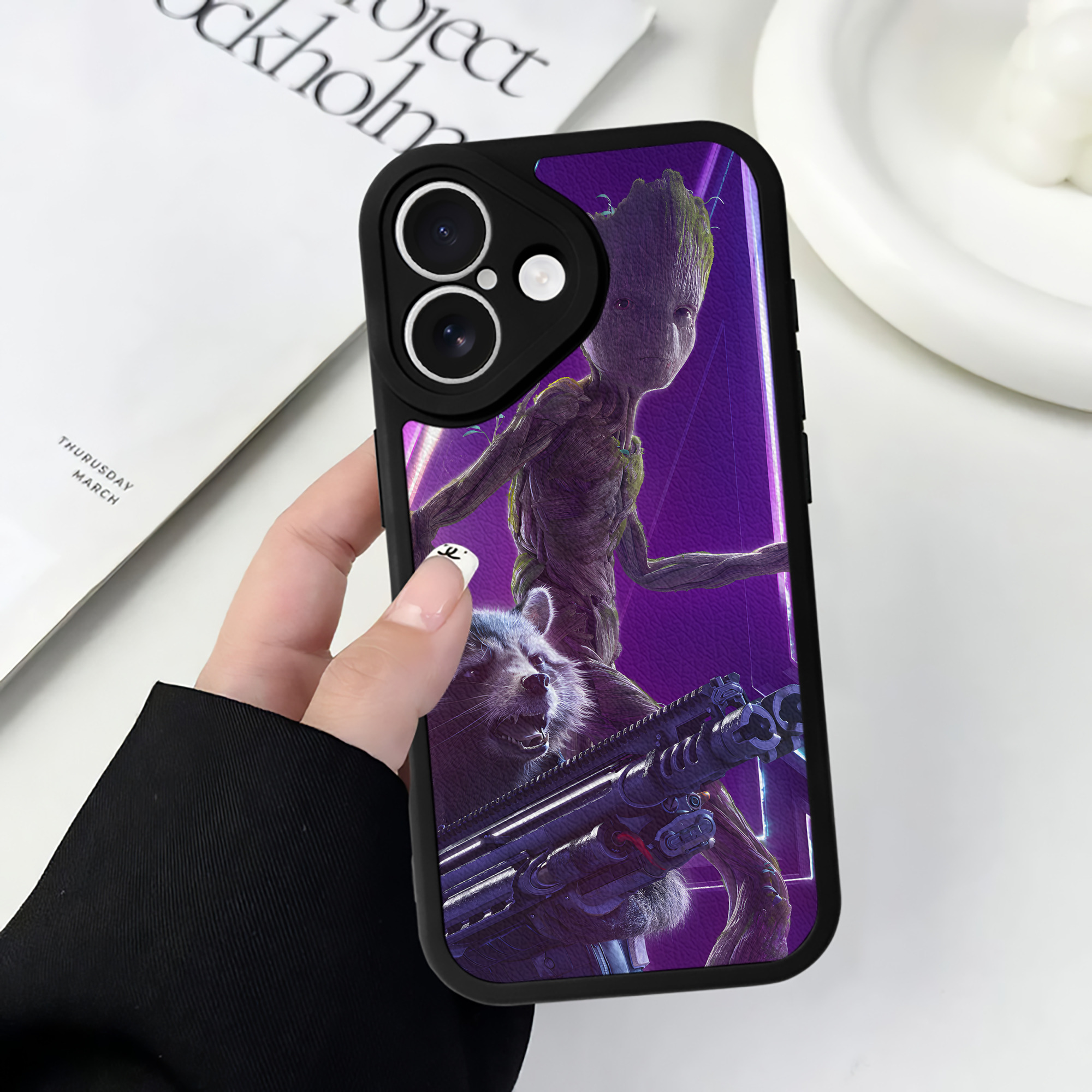 （画像用） アベンジャーズ The Avengers 【iPhone 16シリーズ対応】シリコンスマホケース（レザー調） 材質：シリコン